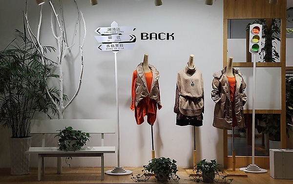 服装店展柜效果图