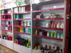 福堪乡化妆品展柜新颖名妆安装完成